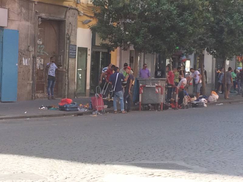 Un mercatino abusivo di rifiuti e oggetti rubati, lungo via Firenze