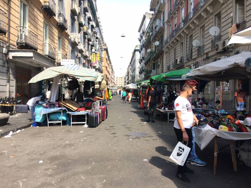 Il mercatino multietnico di via Bologna