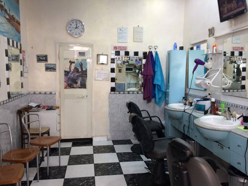 Il salone di un barbiere libanese a ridosso di piazza Principe Umberto