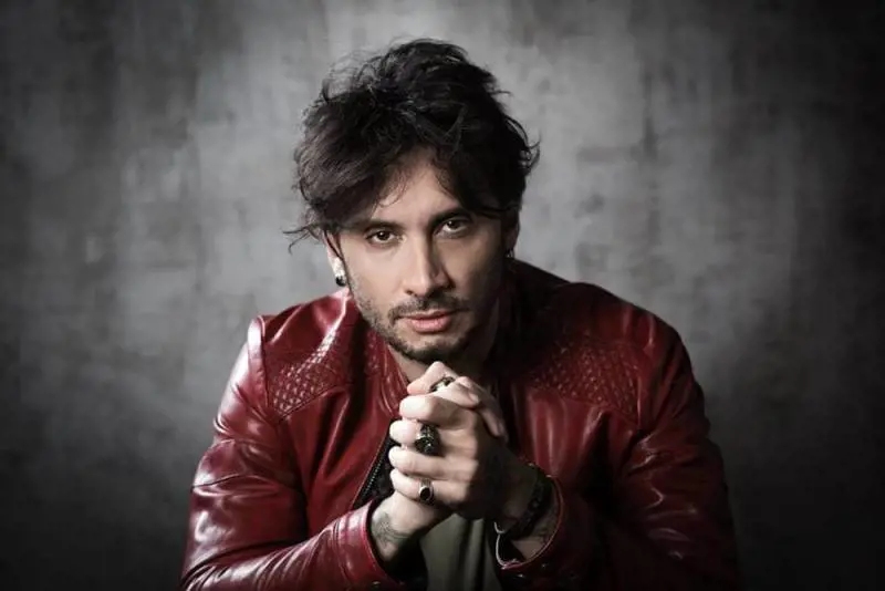 Fabrizio Moro: "Ho abusato di alcol e droghe. Prendevo pasticche per sballarmi"