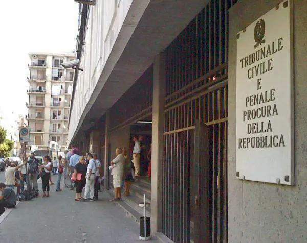 "Taci o ti violentiamo". Nei guai il capo dello sportello antiracket