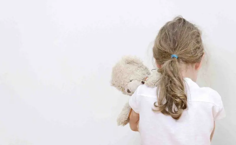 Rimini, bimba maltrattata costretta a leccare la saponetta