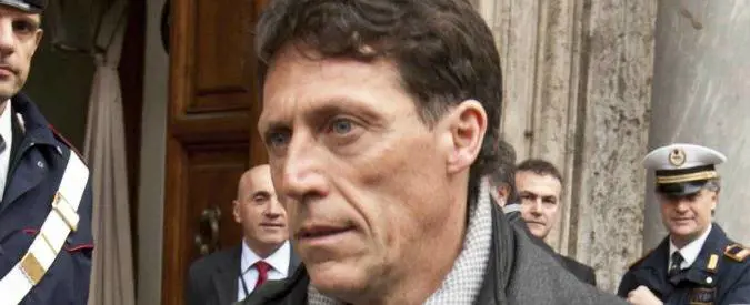 Gli danno 3 giorni per decidere se restare senatore o fare il sindaco. M5S: "Gli regalano la pensione"