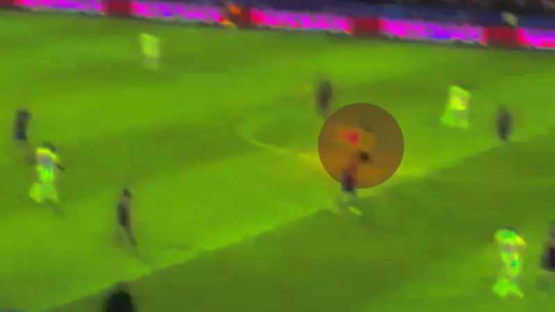 Il razzo sfiora l'arbitro. Paura durante Maribor - Spartak Mosca