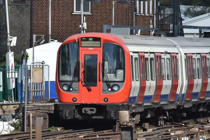 Reparti speciali inglesi mimetizzati sui trasporti pubblici