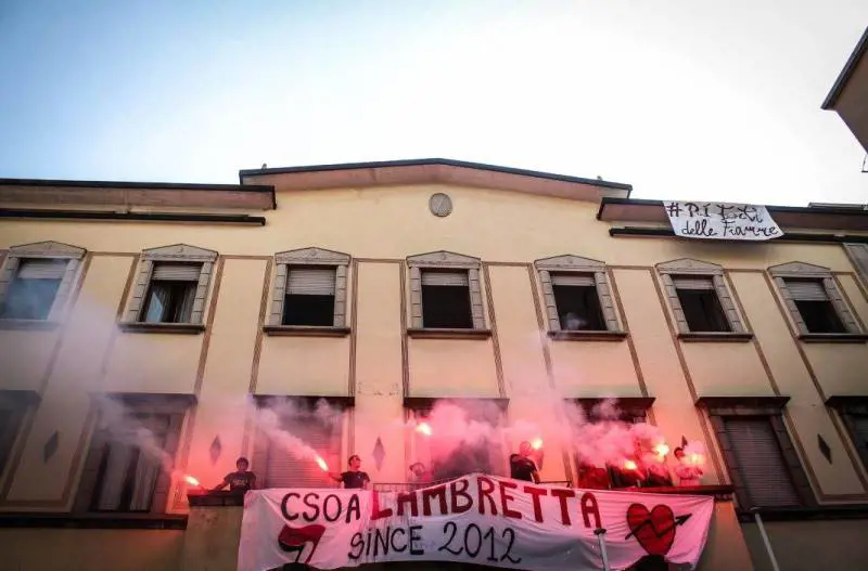 I rossi fanno affari in nero:  ​apre il bar dei centri sociali