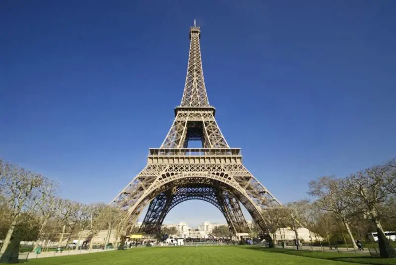 Auto in via d'estinzione a Parigi: dal 2030 solo vetture elettriche
