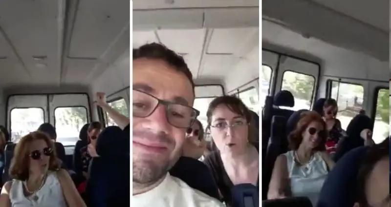 M5S e Pd visitano il campo rom. In bus cantano "Io vagabondo"