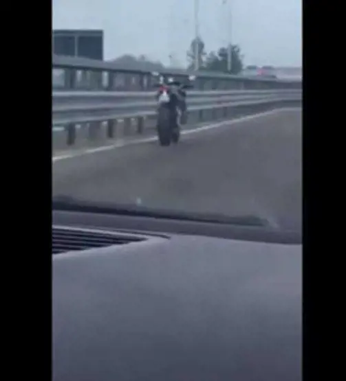 Moto fantasma, centinaia di metri senza nessuno alla guida