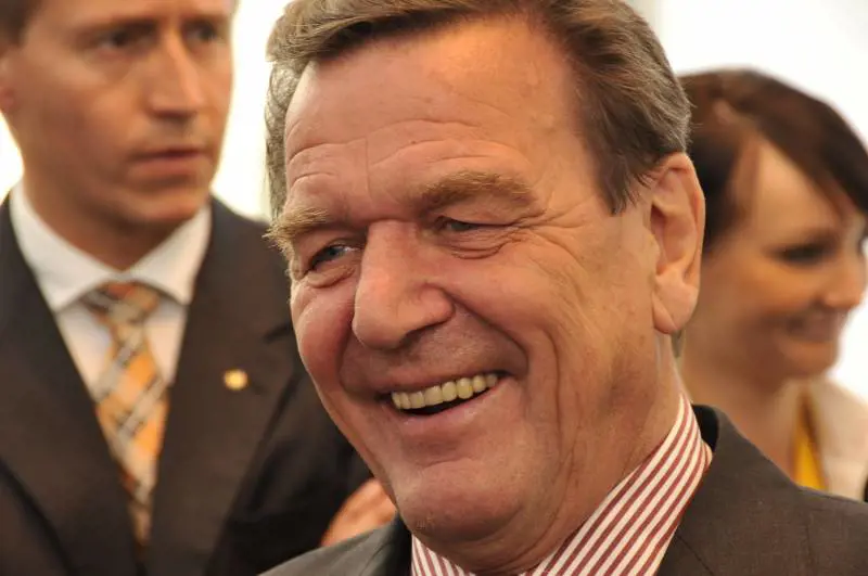 Il partito di Scholz scarica il filo-russo Schroeder: "Non può fare affari con Putin"