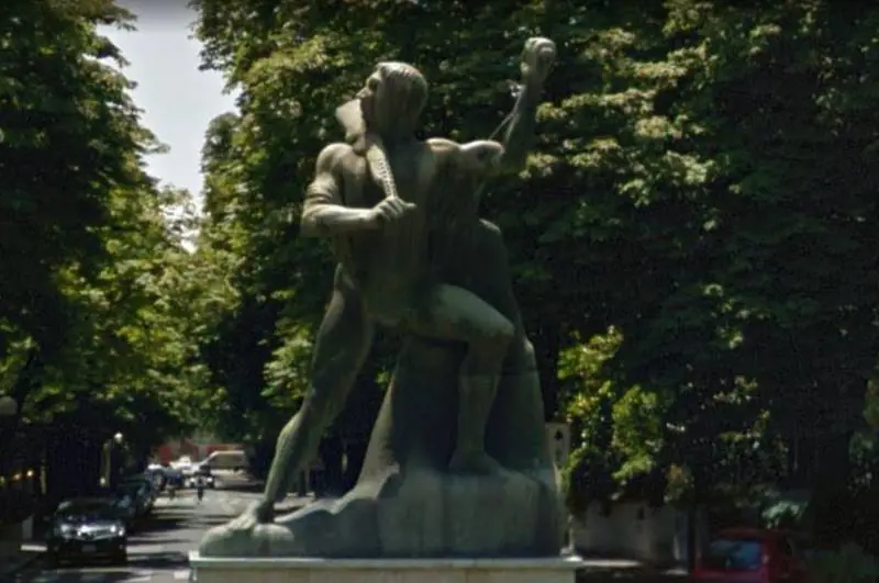 E il monumento al partigiano in realtà è un soldato fascista