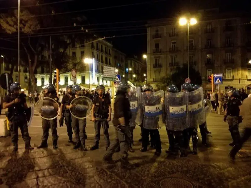 Il cordone del reparto mobile della Polizia di Stato