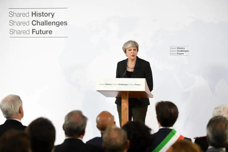 Brexit, frenata della May: "Gli italiani restino qui". E chiede due anni in più