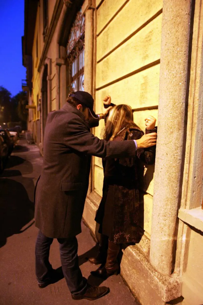 Napoli, ragazza aggredita in stazione centrale