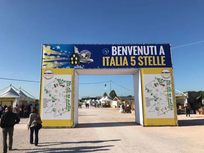 Idi di marzo dei 5stelle. E Grillo canta sul palco