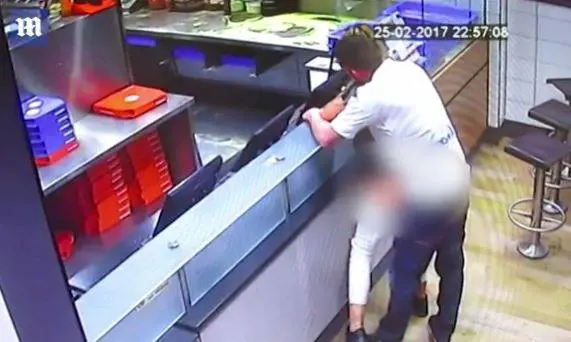 Ordinano la pizza al fast-food. ​Poi fanno sesso sul bancone