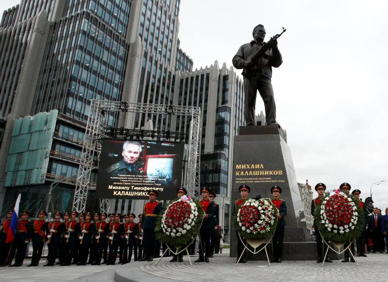 Russia, figuraccia armata: sulla statua il fucile sbagliato