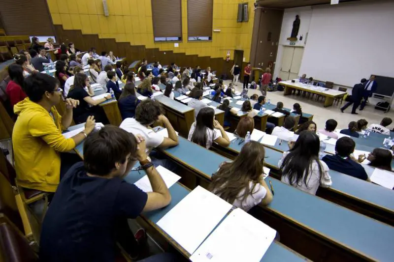 Prof universitario posta le foto di una studentessa: non accettava fine relazione