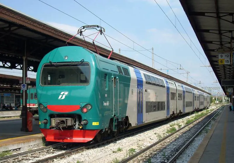 Scende per timbrare il biglietto: il treno parte con il figlio a bordo