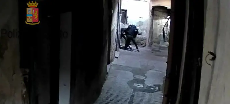 Salerno, rissa in pieno centro: si pestano slavi e nordafricani