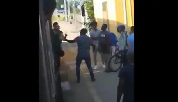 Sul treno ma senza il biglietto: immigrato sputa sul controllore