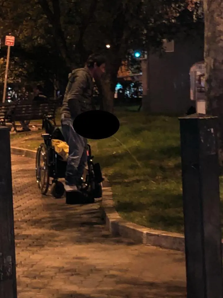 Roma, clochard si alza dalla sedia a rotelle e fa pipì in pubblico