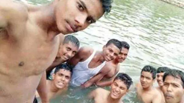 India, tutti in posa per il selfie ma 17enne annega alle loro spalle