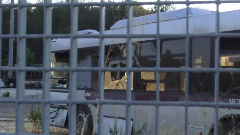 La denuncia degli autisti: "Così i rom ci devastano gli autobus per divertimento"