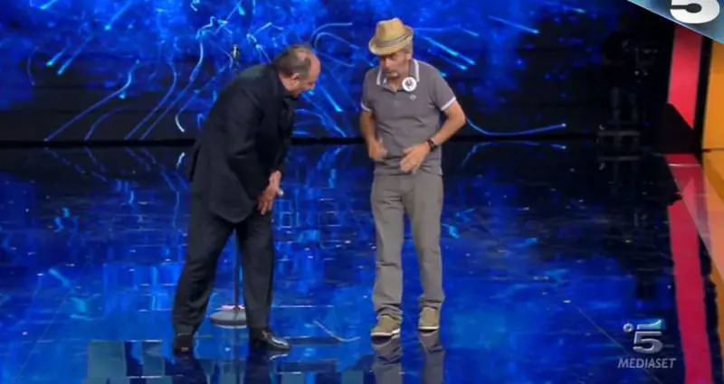 Tu si que vales, imbarazzo in studio: "Si è toccato sempre il p.."