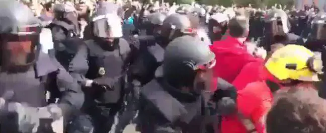 Catalogna, la polizia manganella i vigili del fuoco