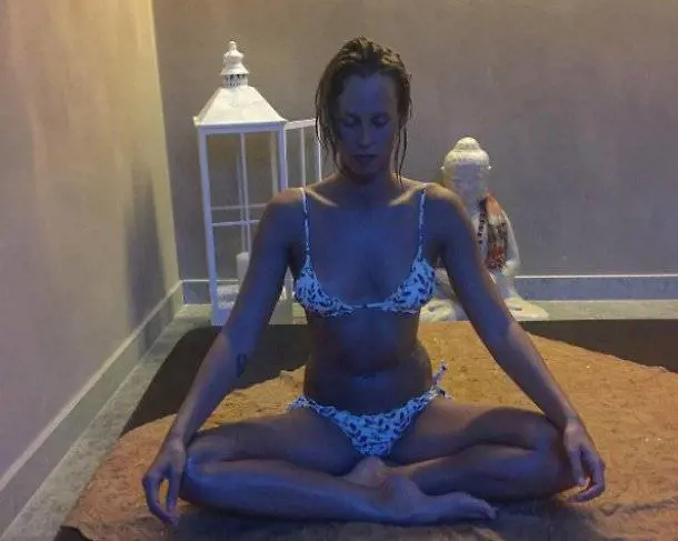 Sexy Federica Pellegrini: relax con micro-brikini
