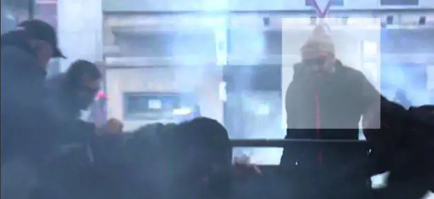 L'assalto e i pugni al poliziotto Il NoTav incastrato da un video