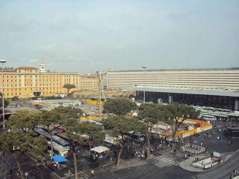 Guardia giurata presa a pugni fuori dall'ufficio postale