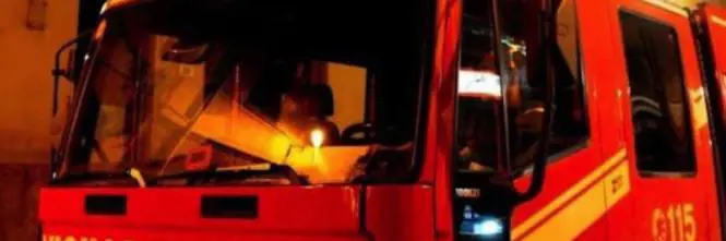 Salento, in fiamme stabilimento balneare