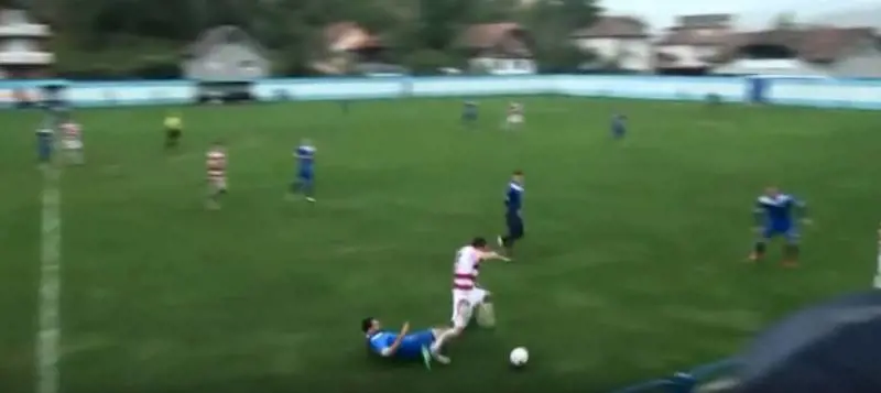 Orrore in campo, perde un testicolo dopo un calcio dell'avversario