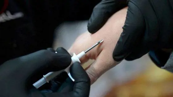 Una vita da cyborg: chip sottopelle per obliterare il biglietto del treno