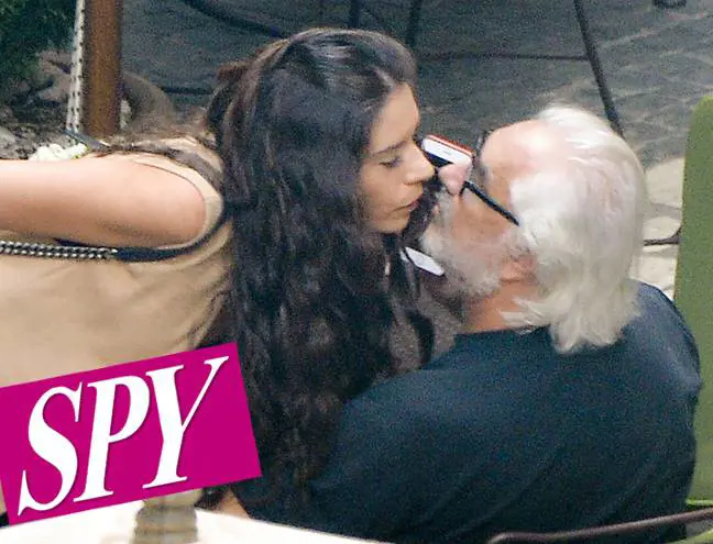 Briatore dimentica la Gregoraci. Arriva il bacio con una mora
