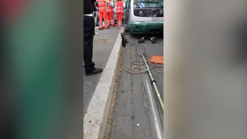 Roma, donna investita da un tram ai Parioli: estratta viva dai vigili del fuoco