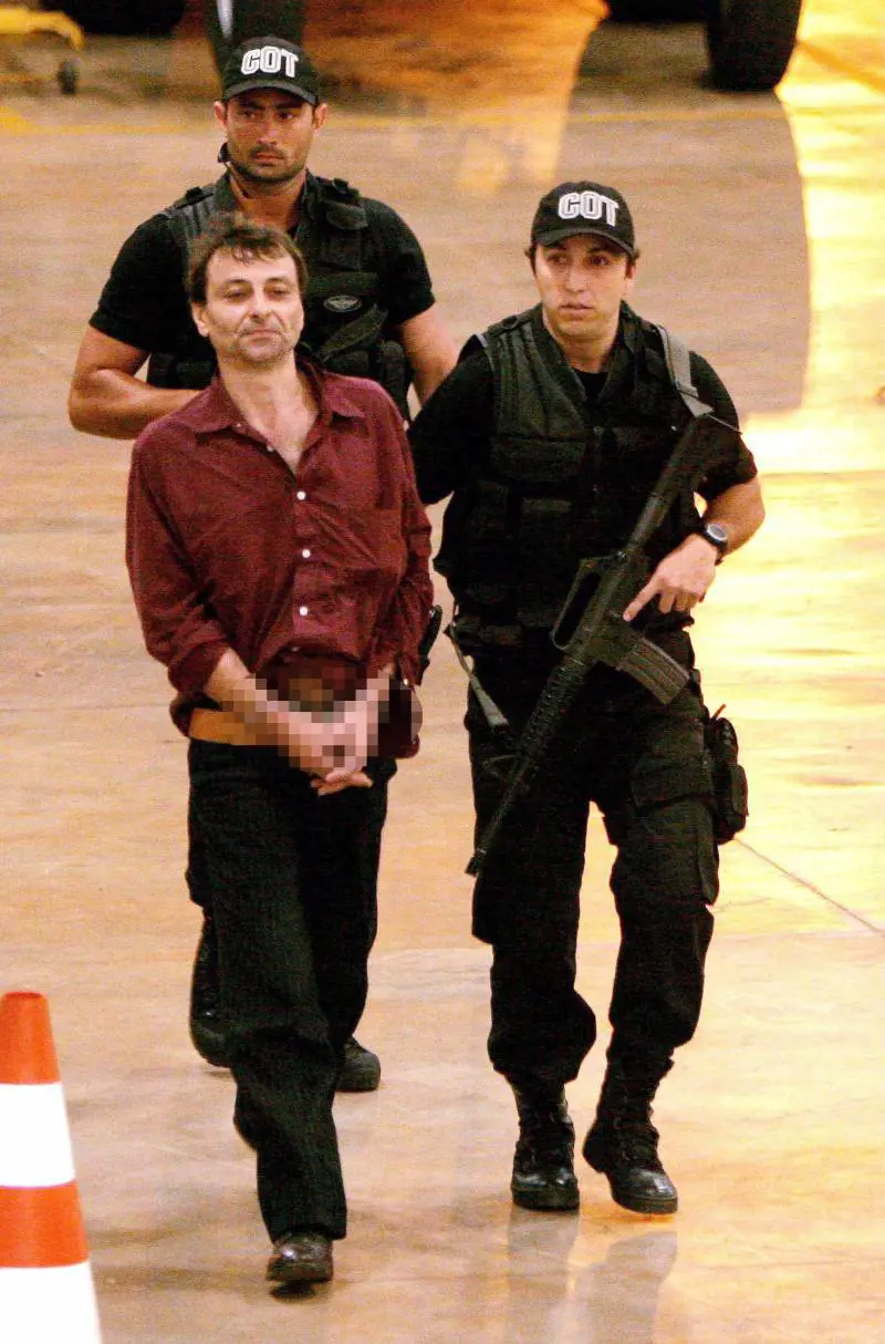 Battisti brinda in aeroporto: l'ex terrorista è già a casa