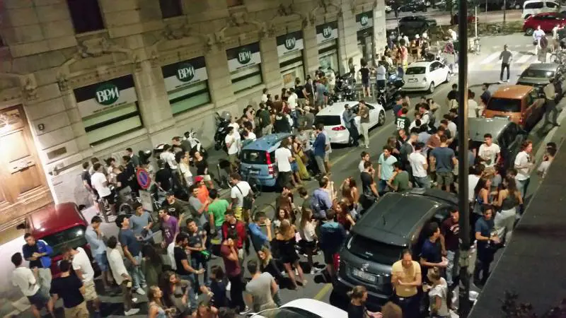 Movida e atti vandalici, tensione in corso Lodi tra residenti e fracassoni