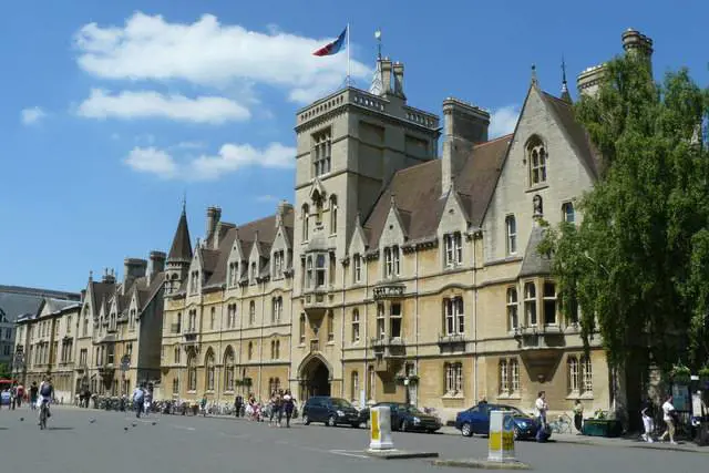 Oxford mette al bando l'associazione studentesca cristiana