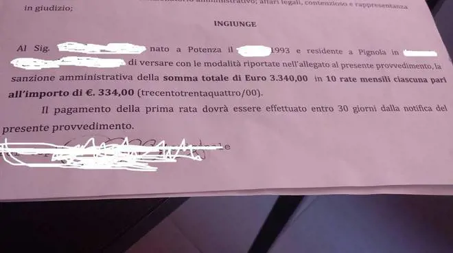 Potenza, fa la pipì per strada e gli costa tre mila euro