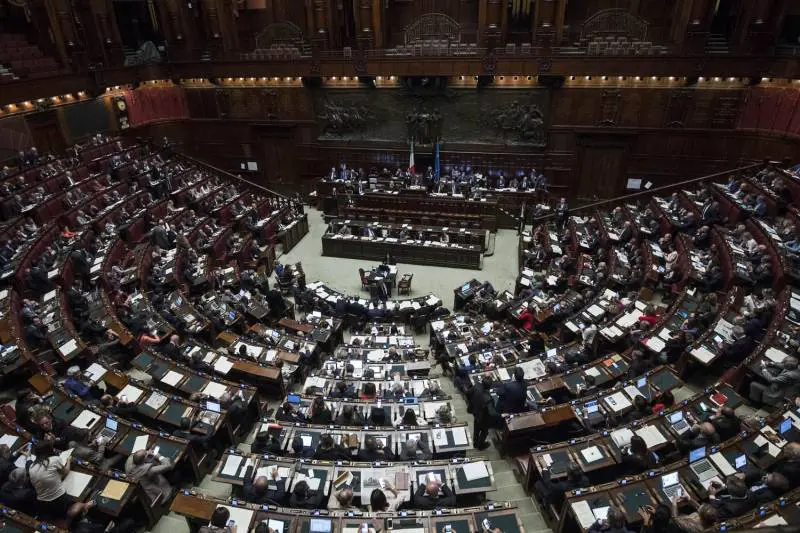 Manovra, il M5s dà la caccia agli assenti