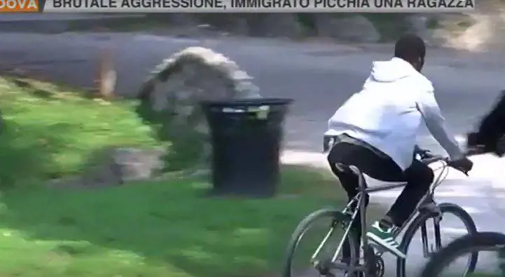 Migrante ruba bici a ragazza. La pesta e le spacca le costole