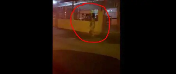 Le ruba smartphone con video hard. Lei lo rincorre tutta nuda in strada
