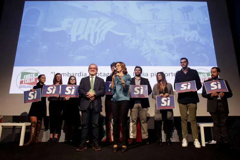 Referendum, azzurri in campo per il Sì. Maroni: "Per noi Silvio è immortale"