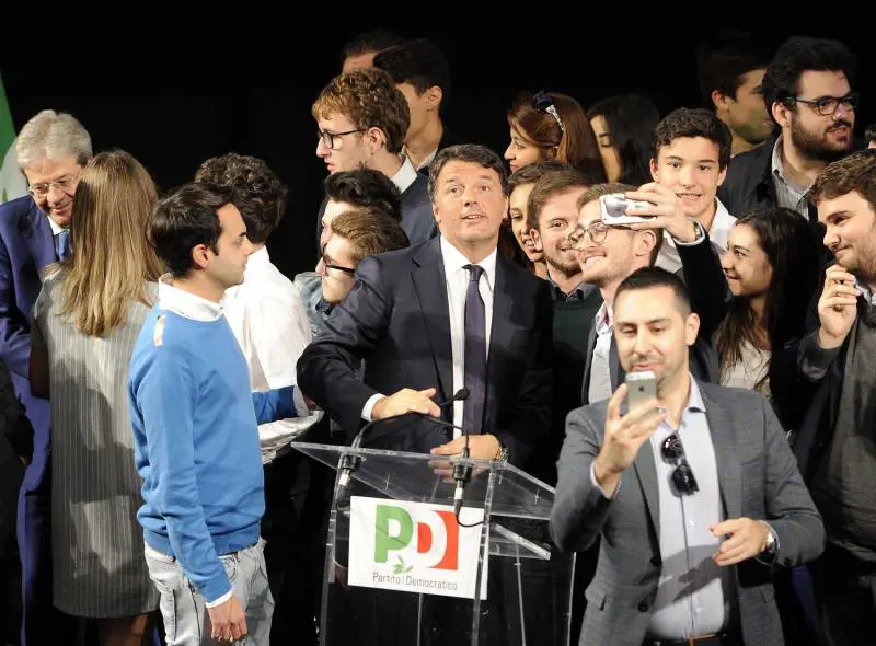 Camicie bianche, golfini e selfie: la mutazione genetica del partito delle salamelle