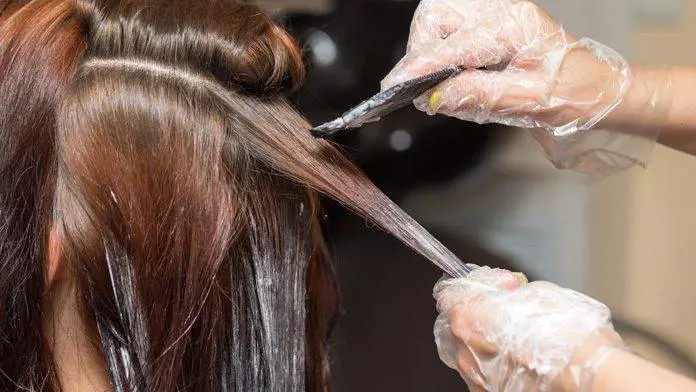Medico lancia l'allarme: "La tinta per i capelli provoca il tumore"