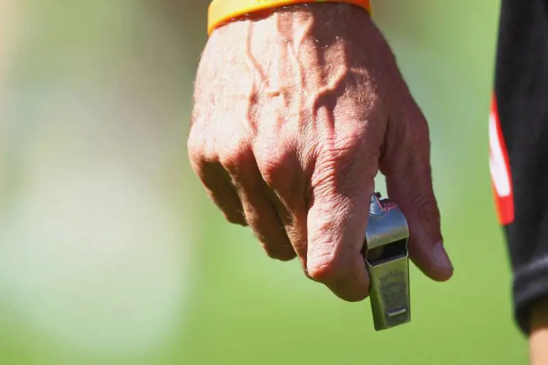 Stufo delle proteste dei calciatori. E l'arbitro abbandona la partita