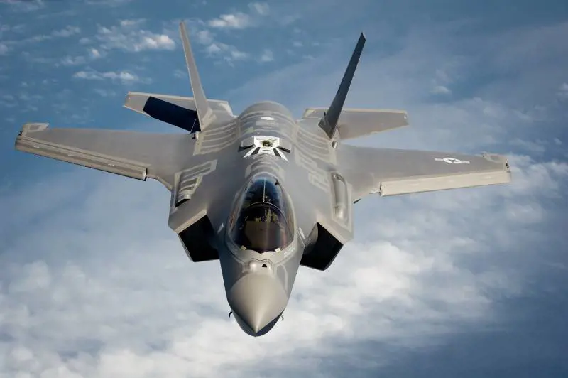 F-35, il governo si spacca. Trenta frena, Salvini: "Stop è un danno"